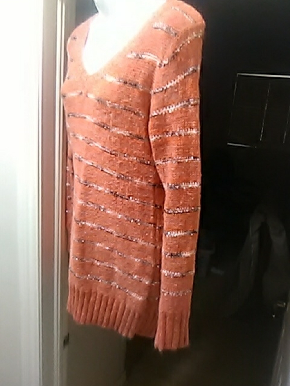 💲4⃣▶▶Cozy Orange Peach PRETTY 🎈V-Neck Women’s Sweater with Metallic Stripe - Picture 2 of 7